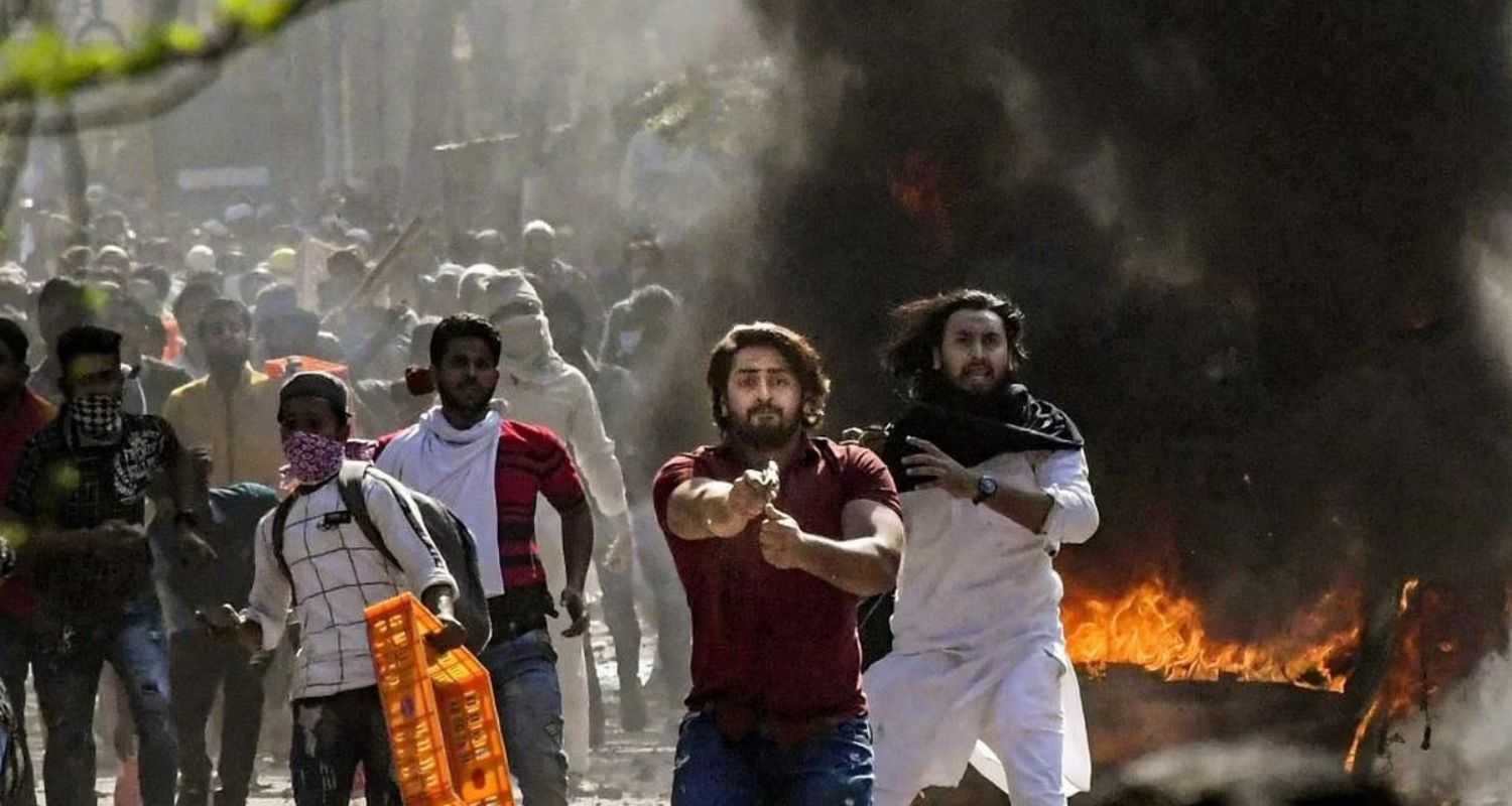 Shahrukh Pathan pointing gun while Delhi Riots 2020. Image X.