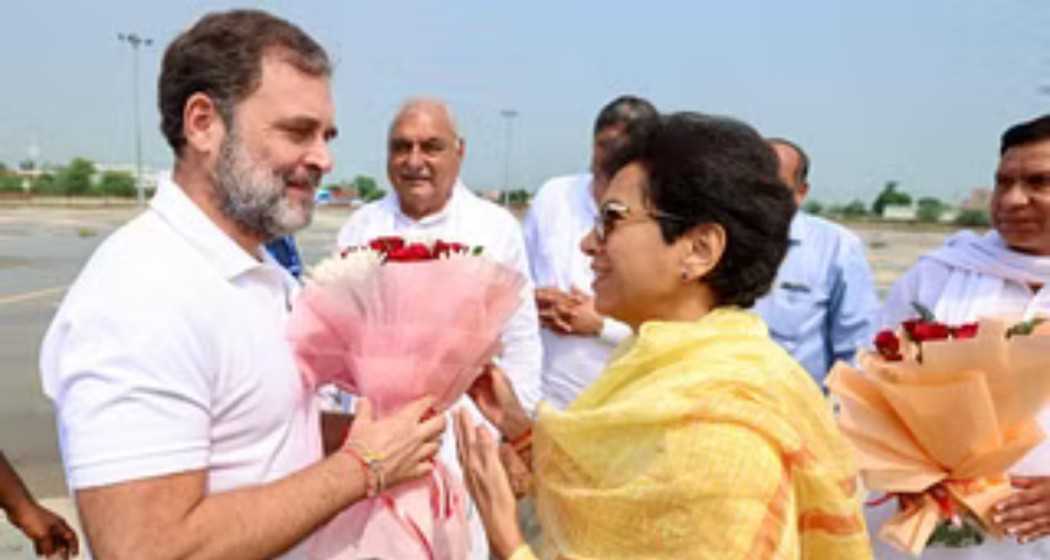 Congress leader Rahul Gandhi being welcomed by party leader Kumari Selja at Assandh in Karnal. 