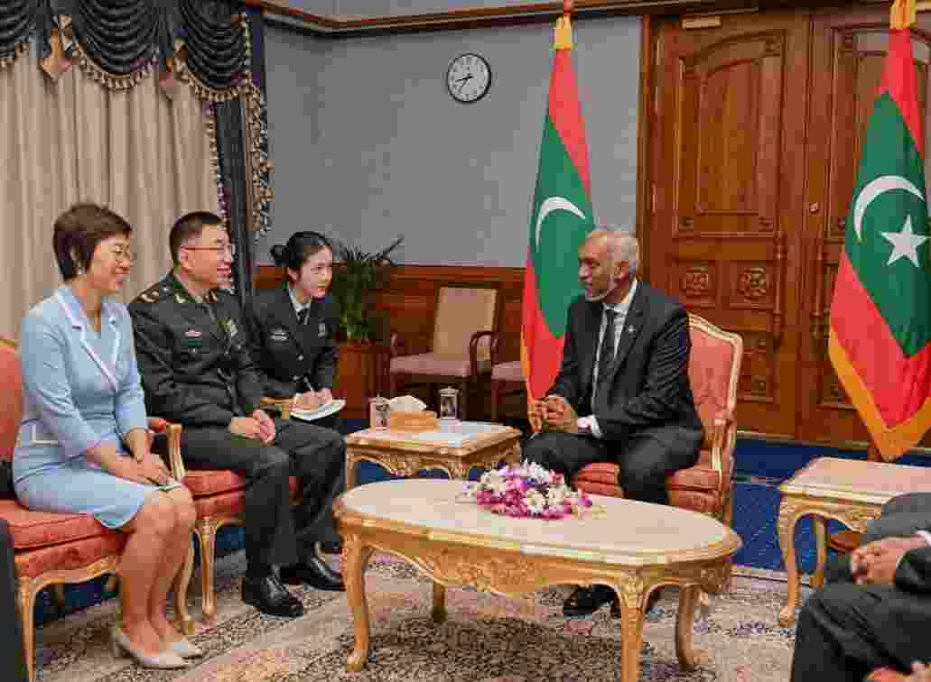 President Mohamed Muizzu engages in a conversation with Chinese delegates. 