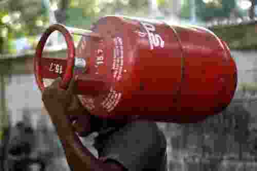 Delhi sees Rs 69.50 cut in 19kg LPG cylinder price