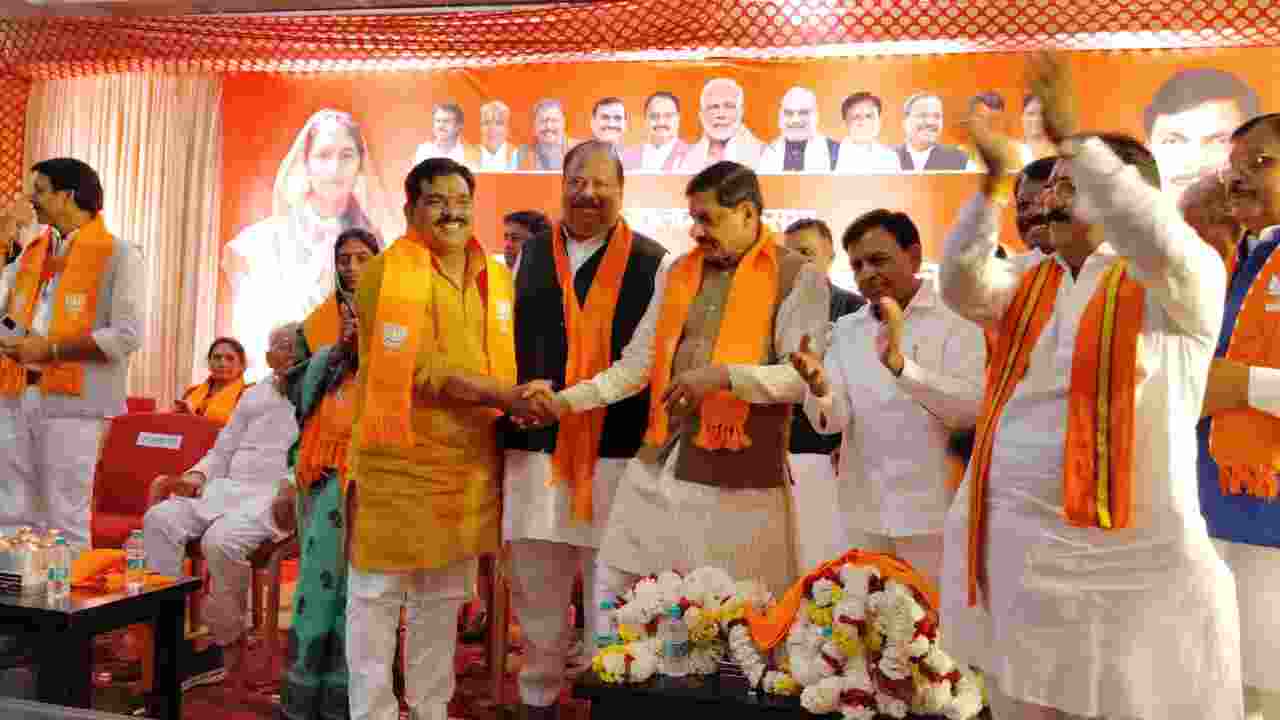 Former Madhya Pradesh Congress MLA Manoj Chawla Joins BJP in Ratlam