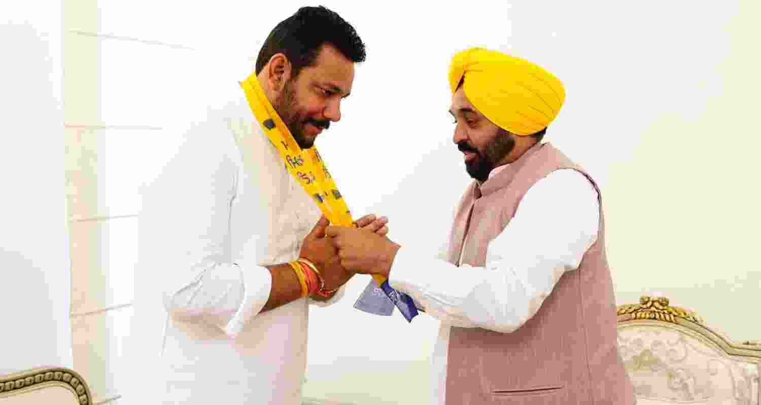 Robin Sampla (left), Punjab CM Mann (right). 