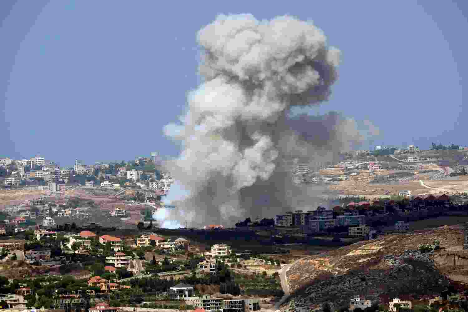 Israeli air strikes kill over 492 people in Lebanon