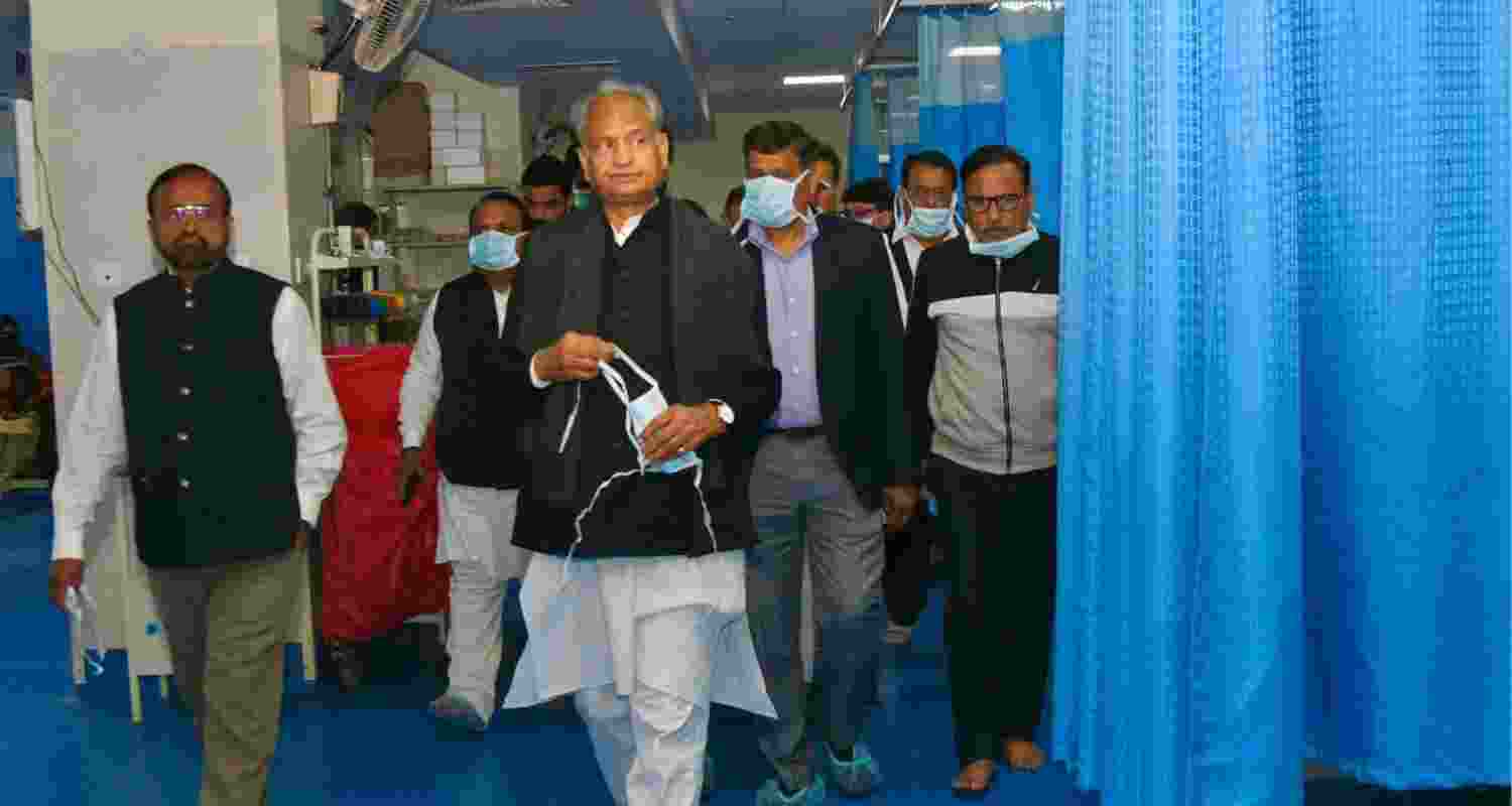 Former Rajasthan Chief Minister visits the Sawai Man Singh Hospital in Jaipur on Monday.