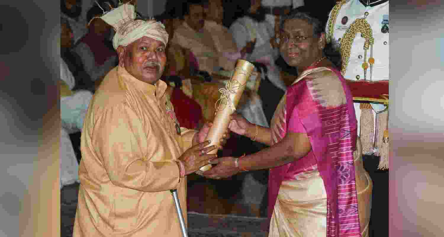 Traditional medicine practitioner from Chhattisgarh Hemchand Manjhi receiving the prestigious Padma Shri, the fourth-highest civilian award of the Republic of India from President Draupadi Murmu.