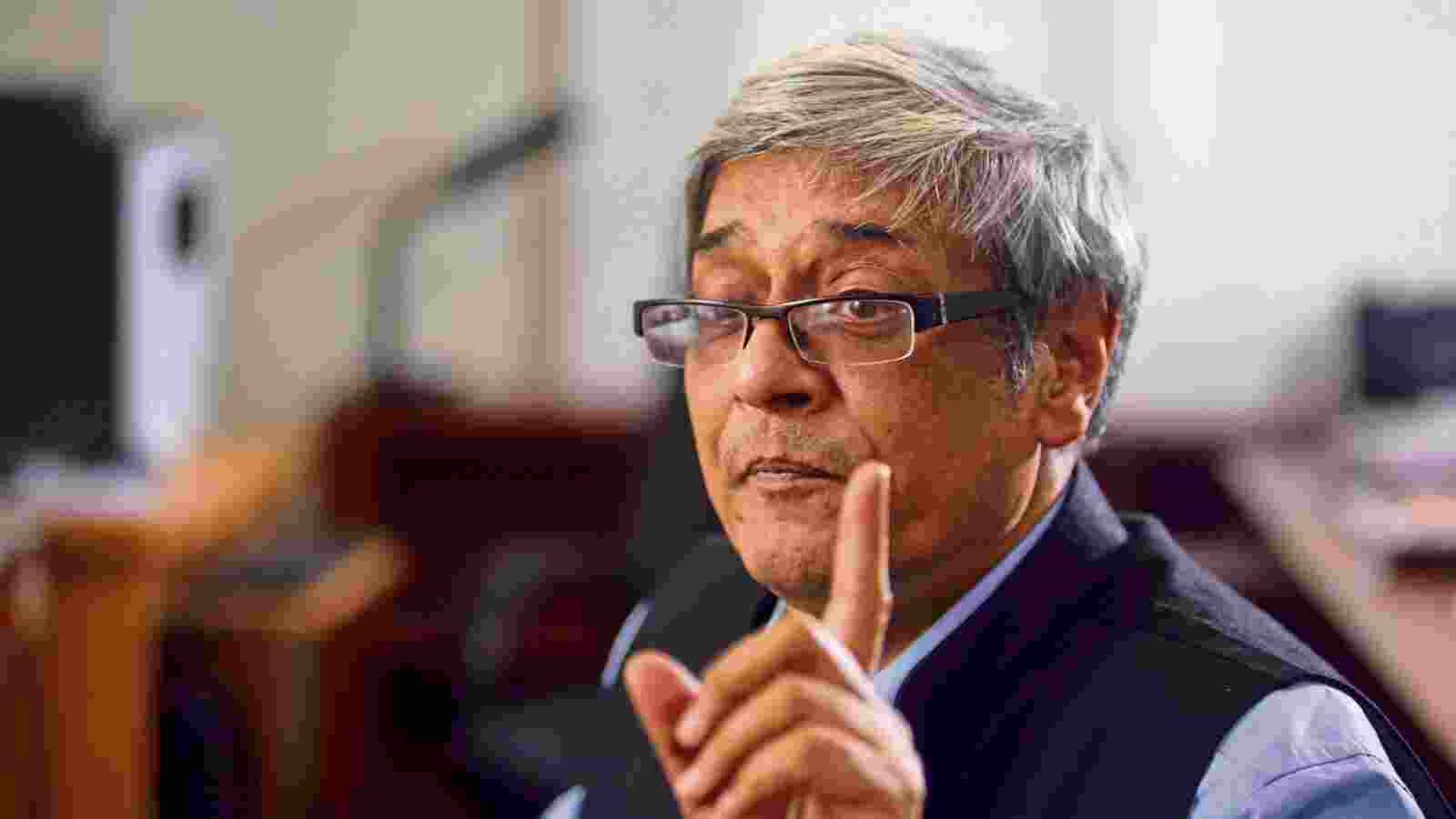With the results of the first round of the Household Consumer Expenditure Survey (HCES) 2022-23 now available, Bibek Debroy, Chairman of the Economic Advisory Council to the Prime Minister, has called for a new estimate for the poverty line in India.