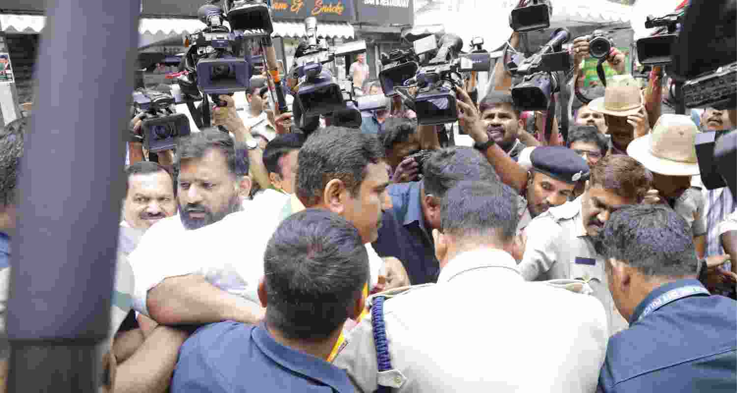 Police take BJP leaders heading to K'taka CM's house into custody