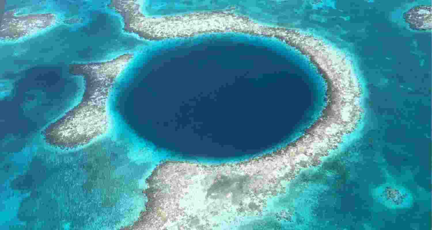 Mysterious 900 feet blue hole in Mexico