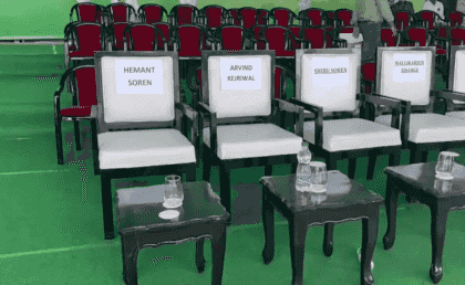 The JMM executive president and AAP supremo's wives, Kalpana Soren and Sunita Kejriwal, were seated on the dais, indicative perhaps of the larger role they were expected to play in the political arena. 
