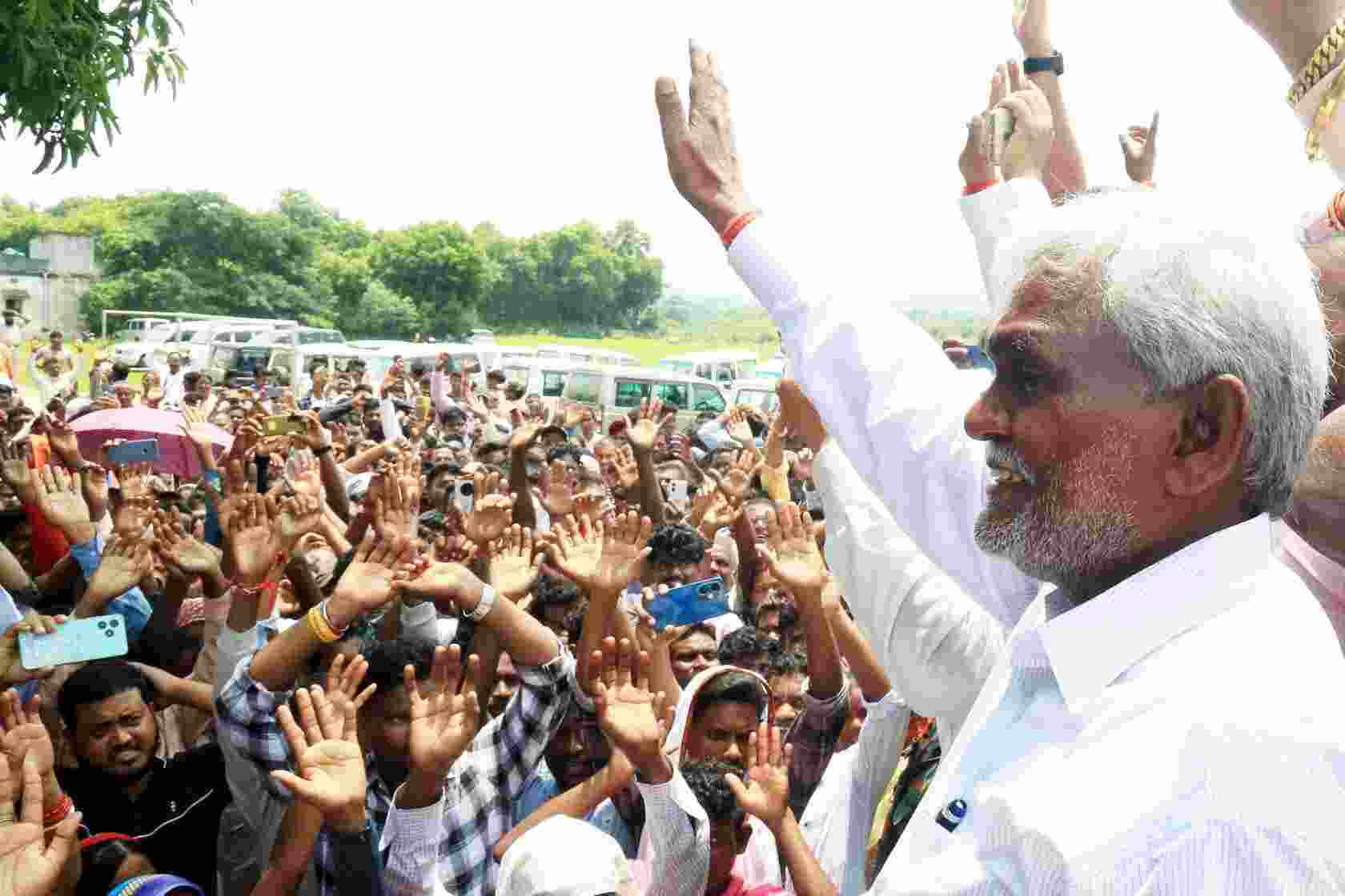 Champai Soren waves at supporters following his return to Delhi on Monday, rallying support for his political future.