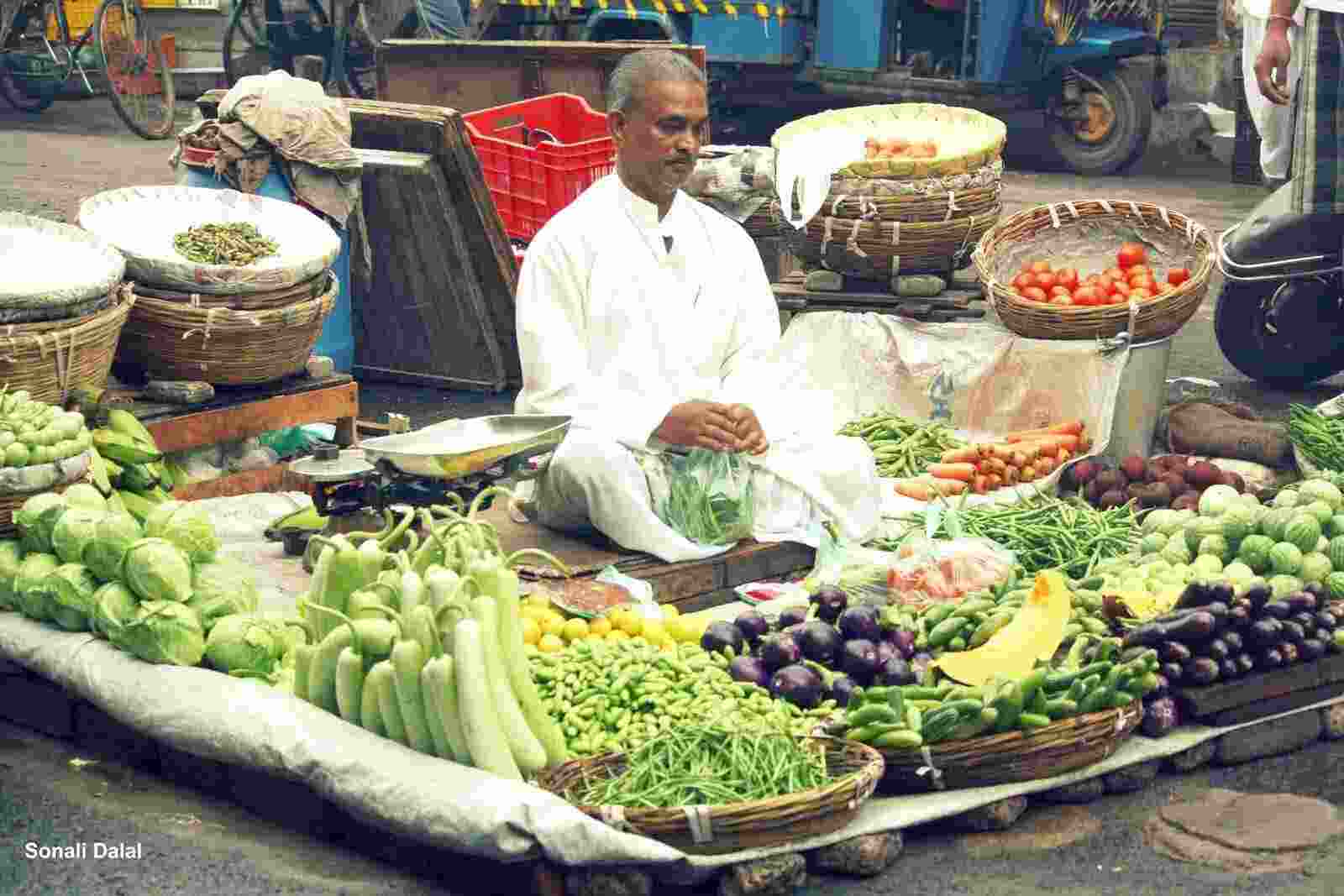 In May 2024, retail food inflation held steady at 8.69% year-on-year, a slight dip from April’s 8.7%, according to the latest data. The persistent high prices of vegetables, pulses, and cereals were key contributors to this inflation rate.