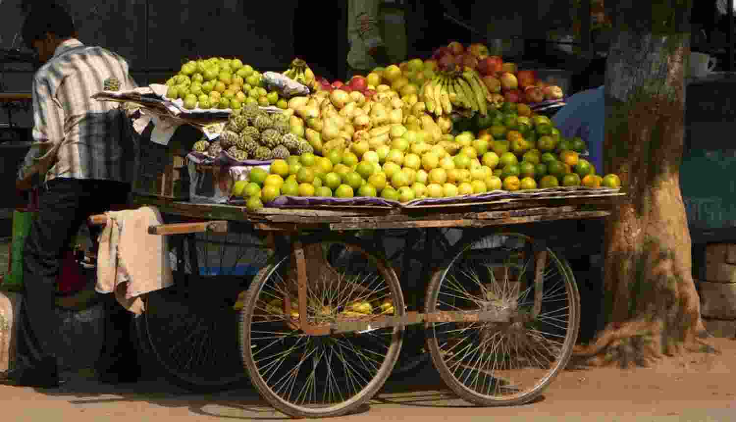 Delhi vendors suffer income losses due to heat wave