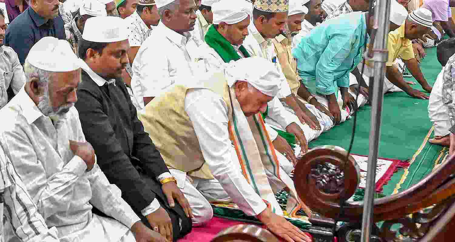 Kerala Governor Arif Mohammed Khan joins people in offering ‘namaz’, at the Beemapally Dargah Shareef, in Thiruvananthapuram