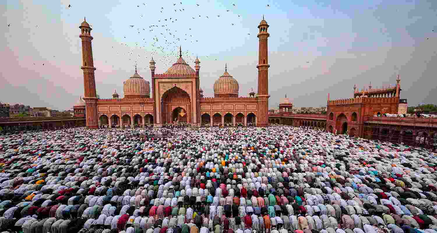  Muslim devotees offer 'namaz' during Eid-ul-Fitr celebrations, at Jama Masjid, in New Delhi, Thursday