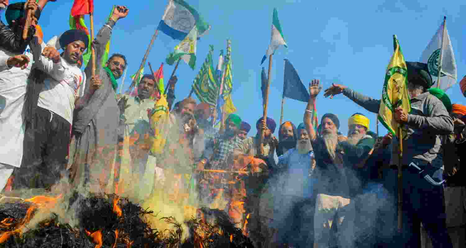 Protesting farmers set fire to effigies at the Shambhu border in Patiala.