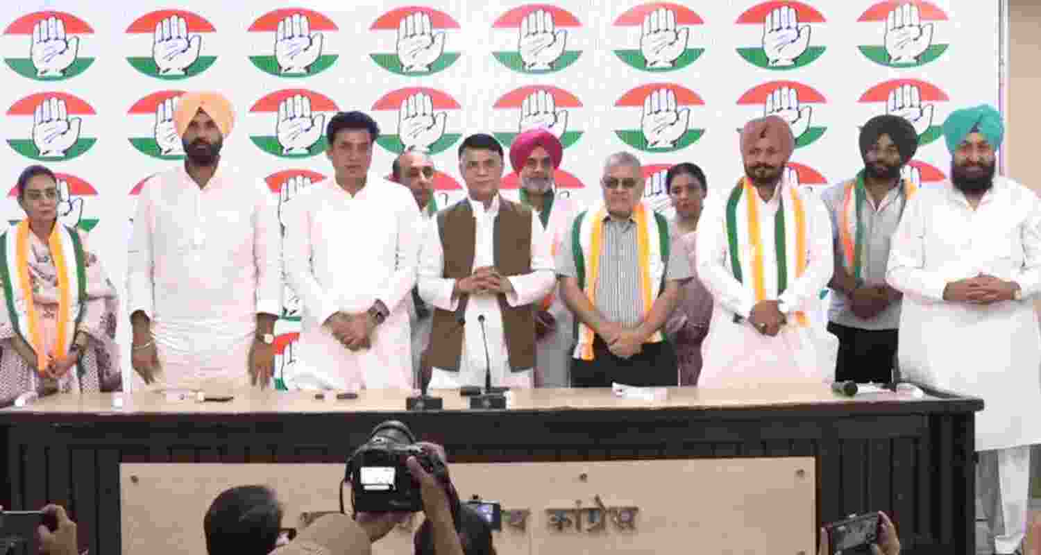 Dharamvir Gandhi with other Congress leaders. 
