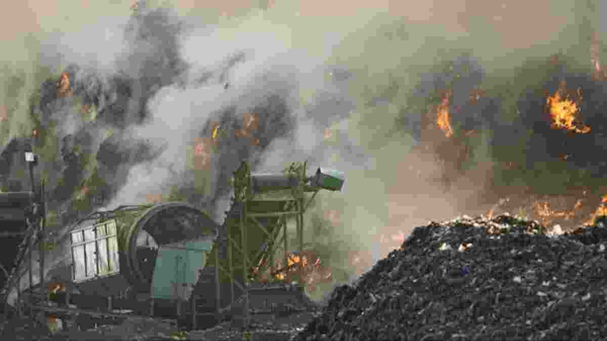 Sunday evening’s big fire at the Ghazipur landfill on Monday, which sent toxic plumes of smoke and pollution levels skywards, is not something new. Smaller fires keep breaking out frequently at the dump, leaving the area shrouded in smoke and stench.