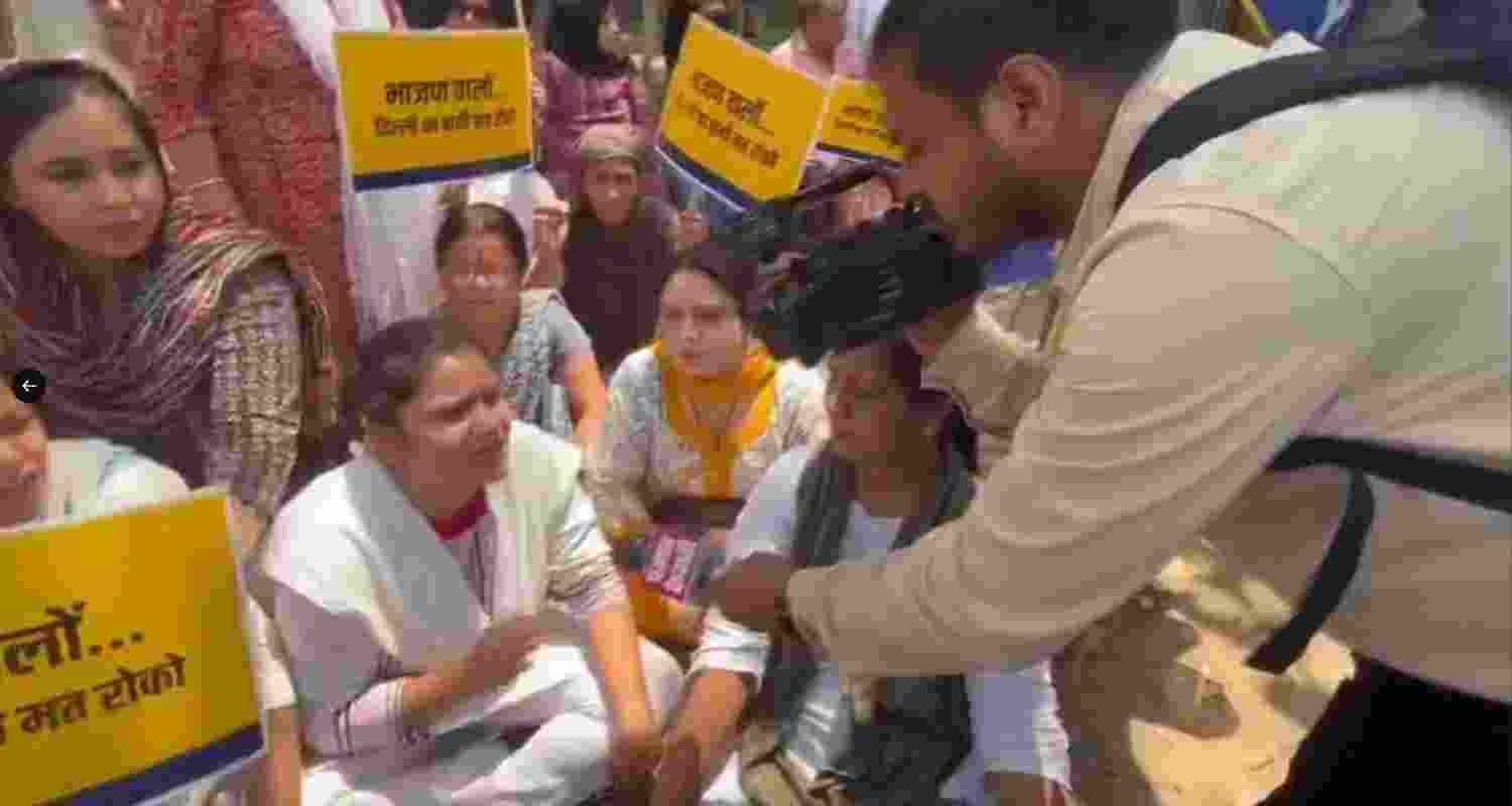 AAP protests at Haryana Bhawan amid water shortage. 