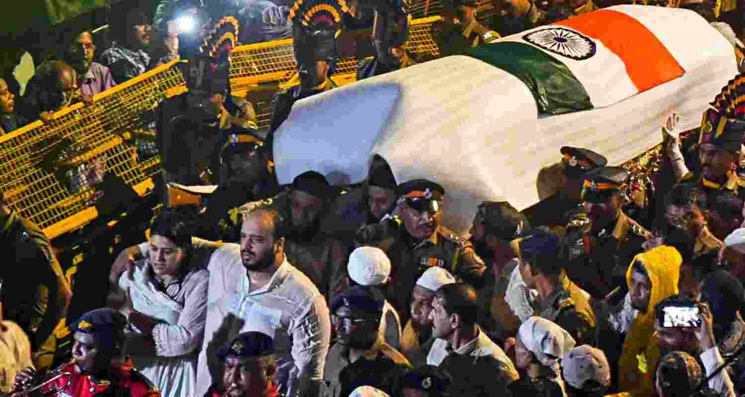 Prominent Leaders Attend Baba Siddique Last Rites in Mumbai.