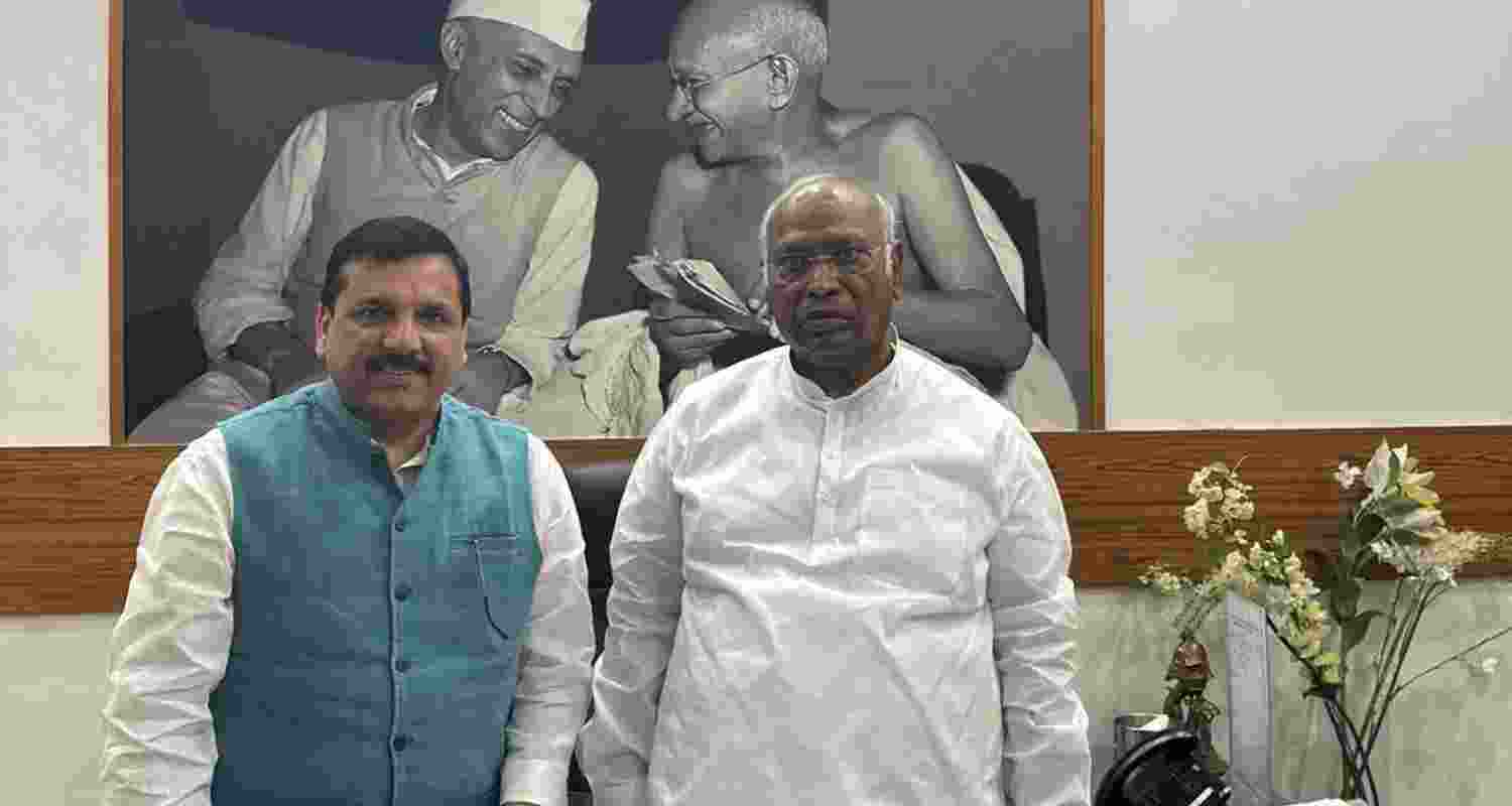 Sanjay Singh from the AAP meets Congress' Kharge to discuss Common Minimum Programme. Image X.