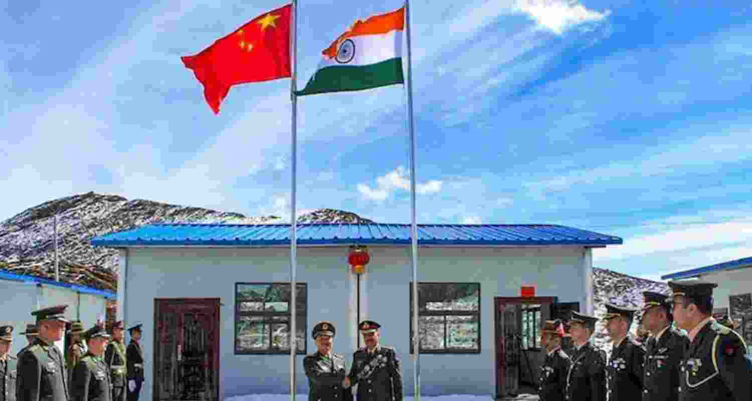 Indian and Chinese troops posing at the LAC.