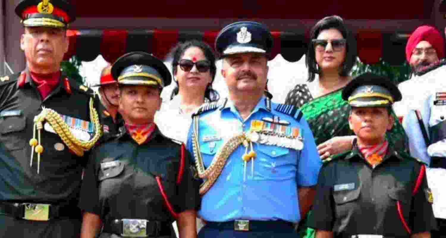 Image of CAS Air Chief Marshal VR Chaudhari with Officer cadets. 