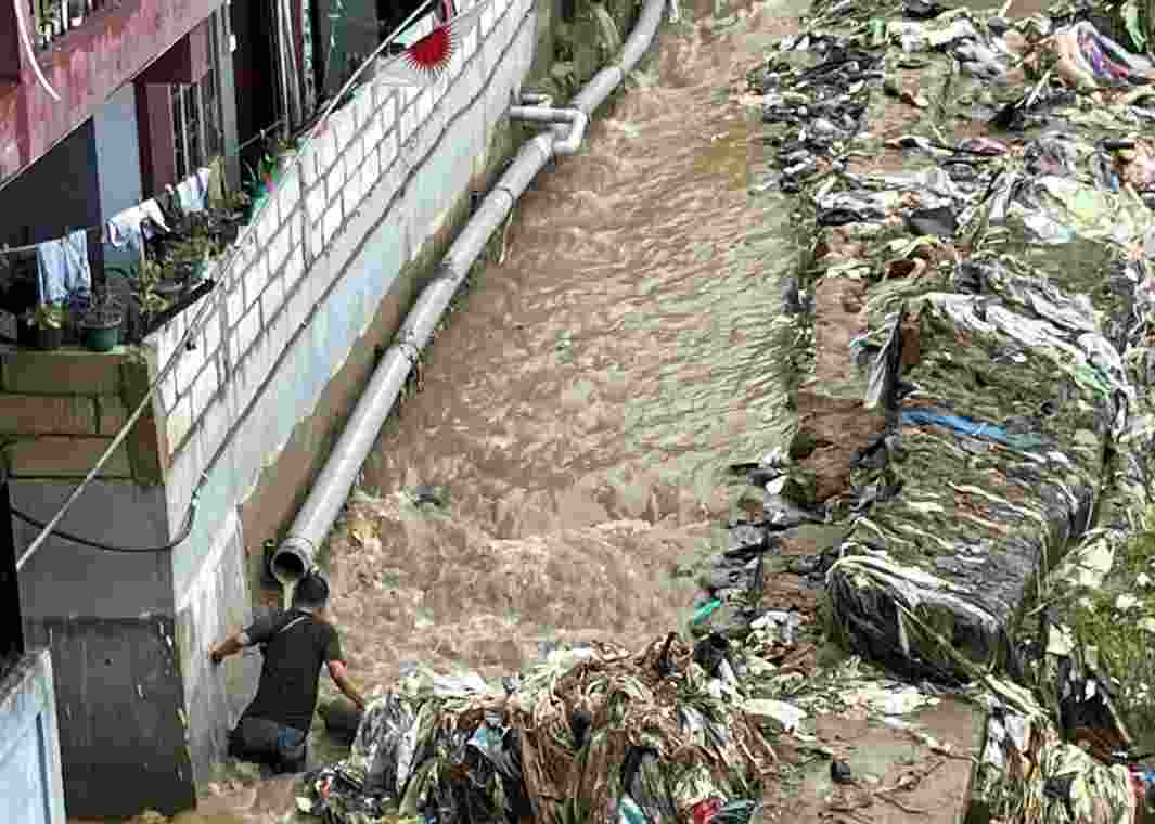  Reports of landslides were also received at Itanagar and surrounding areas after a cloudburst, which occurred at around 10.30 am.