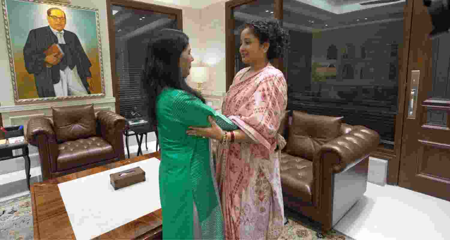 Kalpana Soren meets Kejriwal's wife.