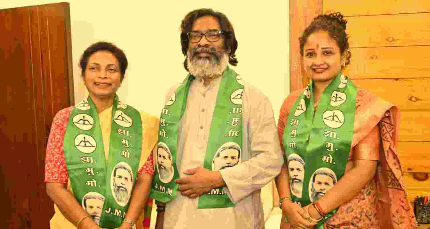 Former Minister Louis Marandi with JMM executive president Hemant Soren and MLA Kalpana Murmu Soren in Ranchi. 