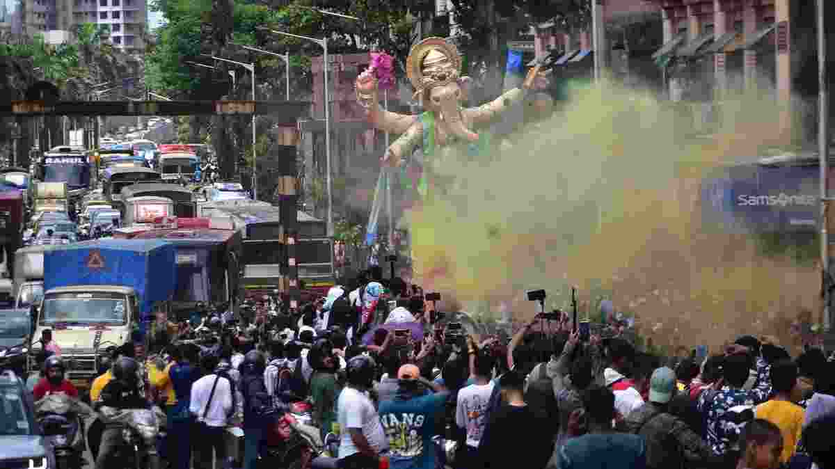 2 Sena officials removed over money shower incident at Ganesh festival