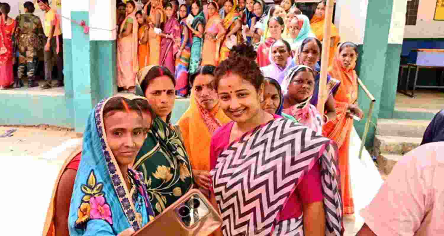 A woman voter takes a selfie with JMM leader Kalpana Soren in Giridih district of Jharkhand on Monday. 