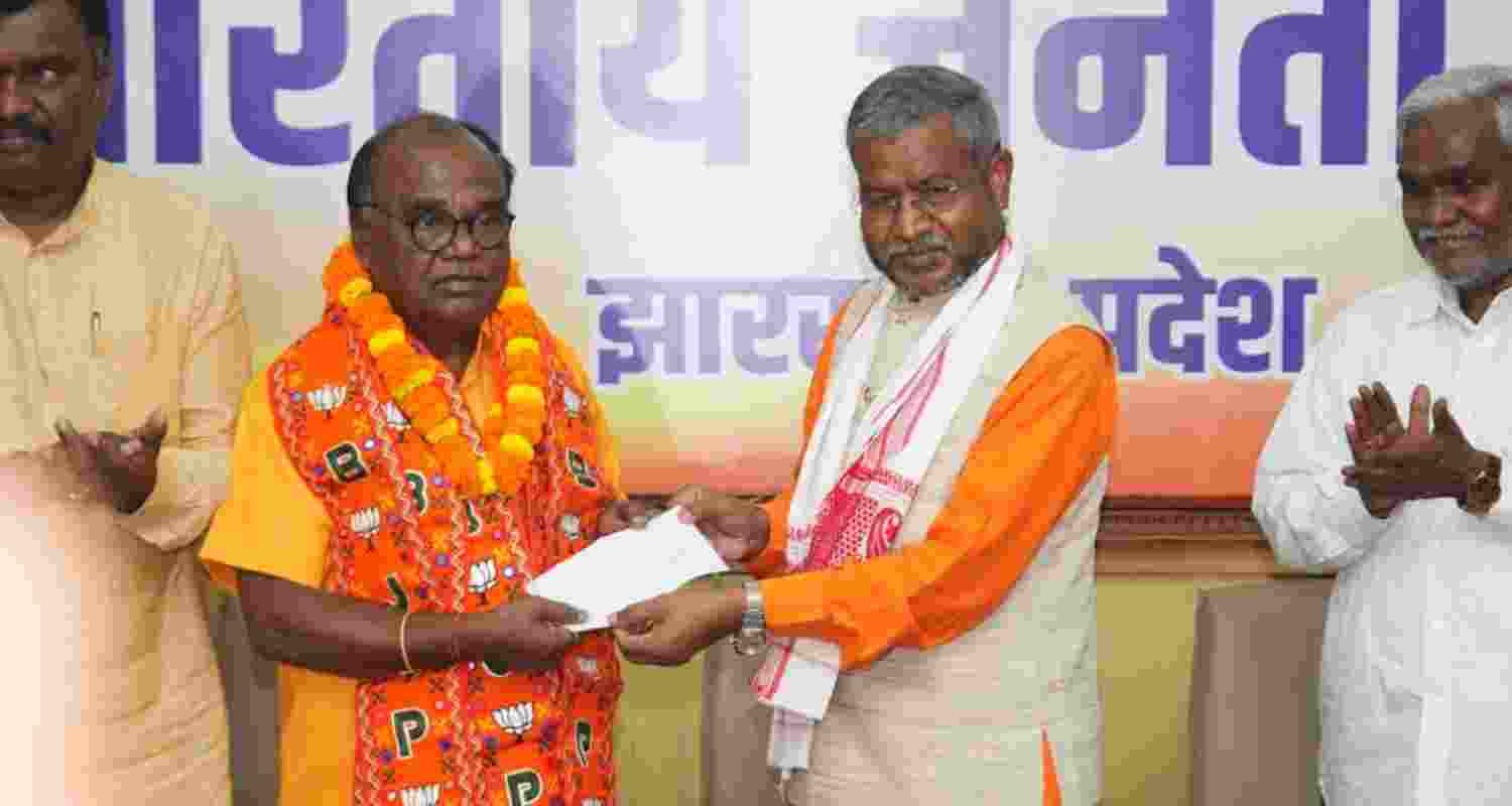 Babulal Marandi welcoming Lobin Hembrom into the BJP fold.