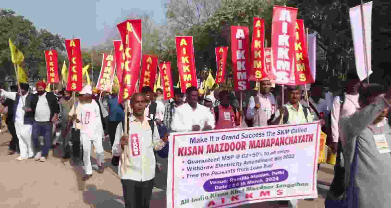 Farmers raise slogans against the Centre