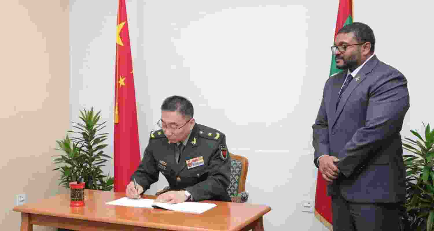 China's Major General Zhang Baoqun with Maldivian Defence Minister Mohamed Ghassan Maumoon.