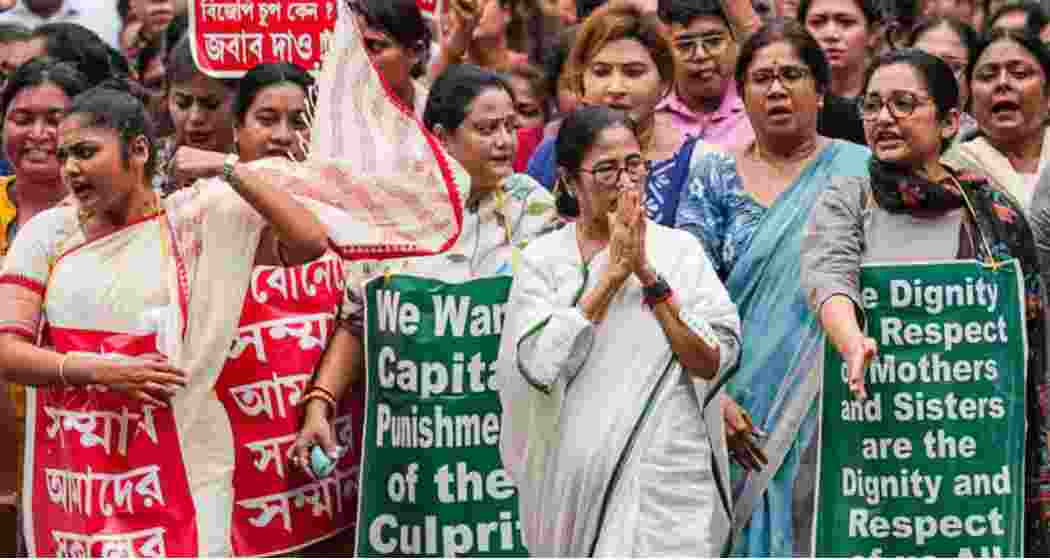  Mamata Banerjee with TMC MPs Sayoni Ghosh and June Malia walk at a protest march to demand fast-track investigation by the CBI.