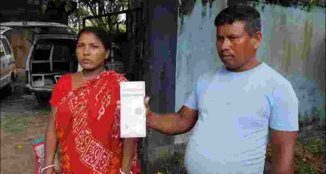 Manik Roy's wife and a relative mourning his death after the brutal incident in Jalpaiguri.