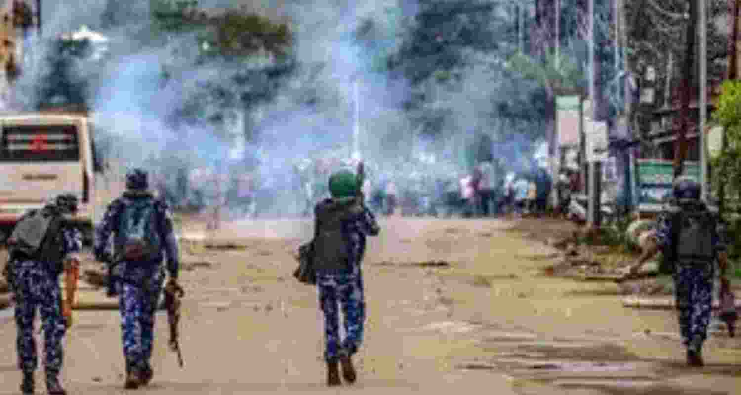 Fresh violence in Manipur killed 2, injures 25.