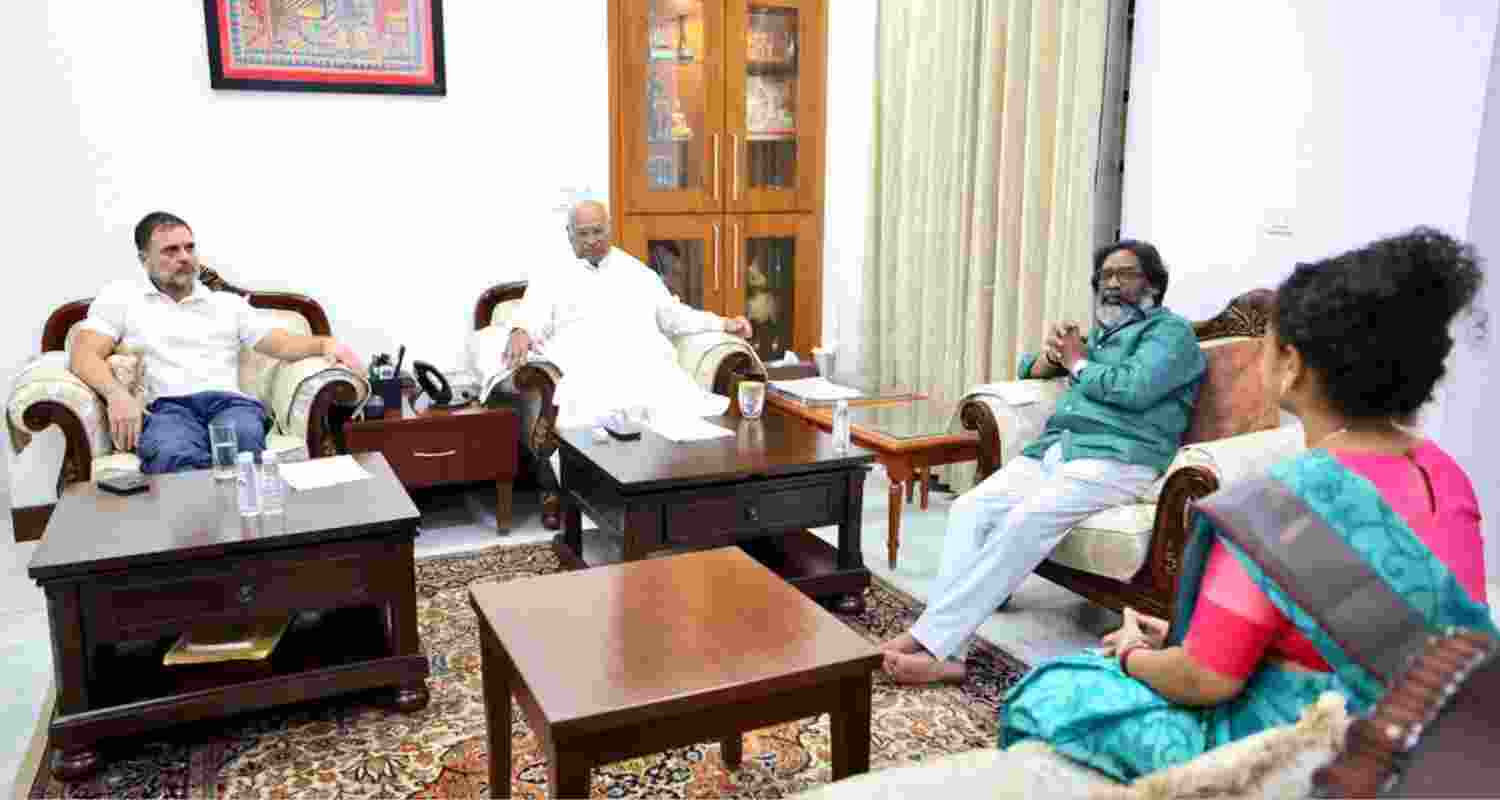 Rahul Gandhi, Mallikarjun Kharge, Hemant Soren and Kalpana Soren during the meeting.