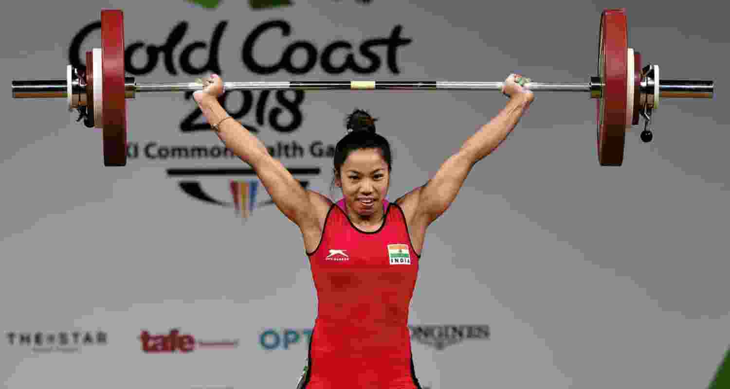 Mirabai Chanu lifts weight during the 2018 Commonwealth Games.