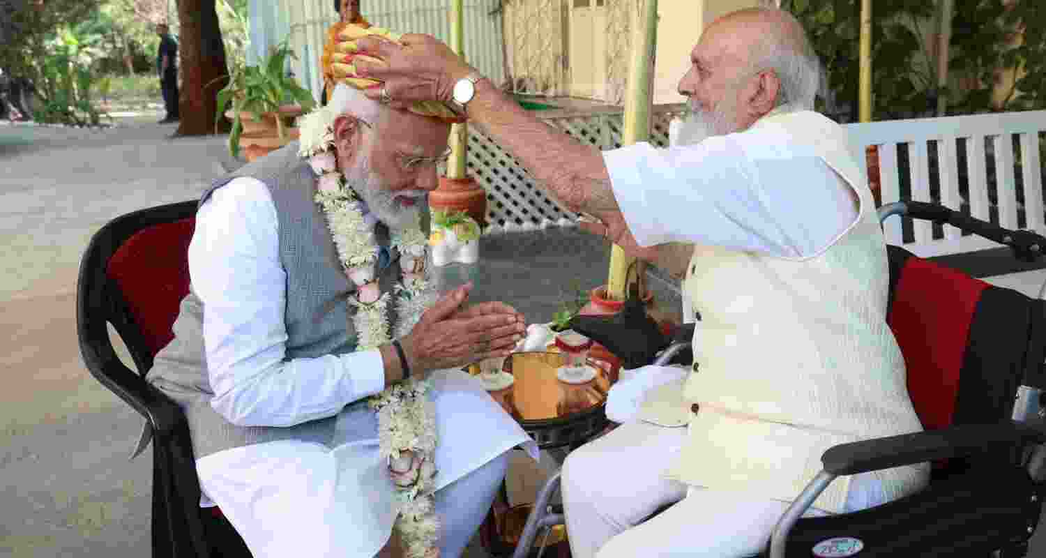 PM Modi seeks royal blessings in Jamnagar