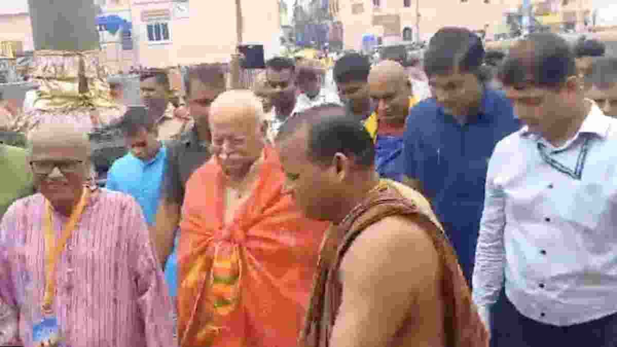 Mohan Bhagwat visits Jagannath, meets Puri Shankaracharya