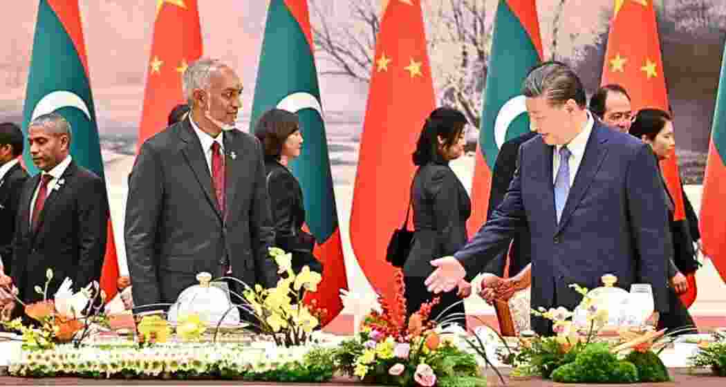 President of China, Xi Jinping (R) and Maldivian President Mohamed Muizzu (L). 