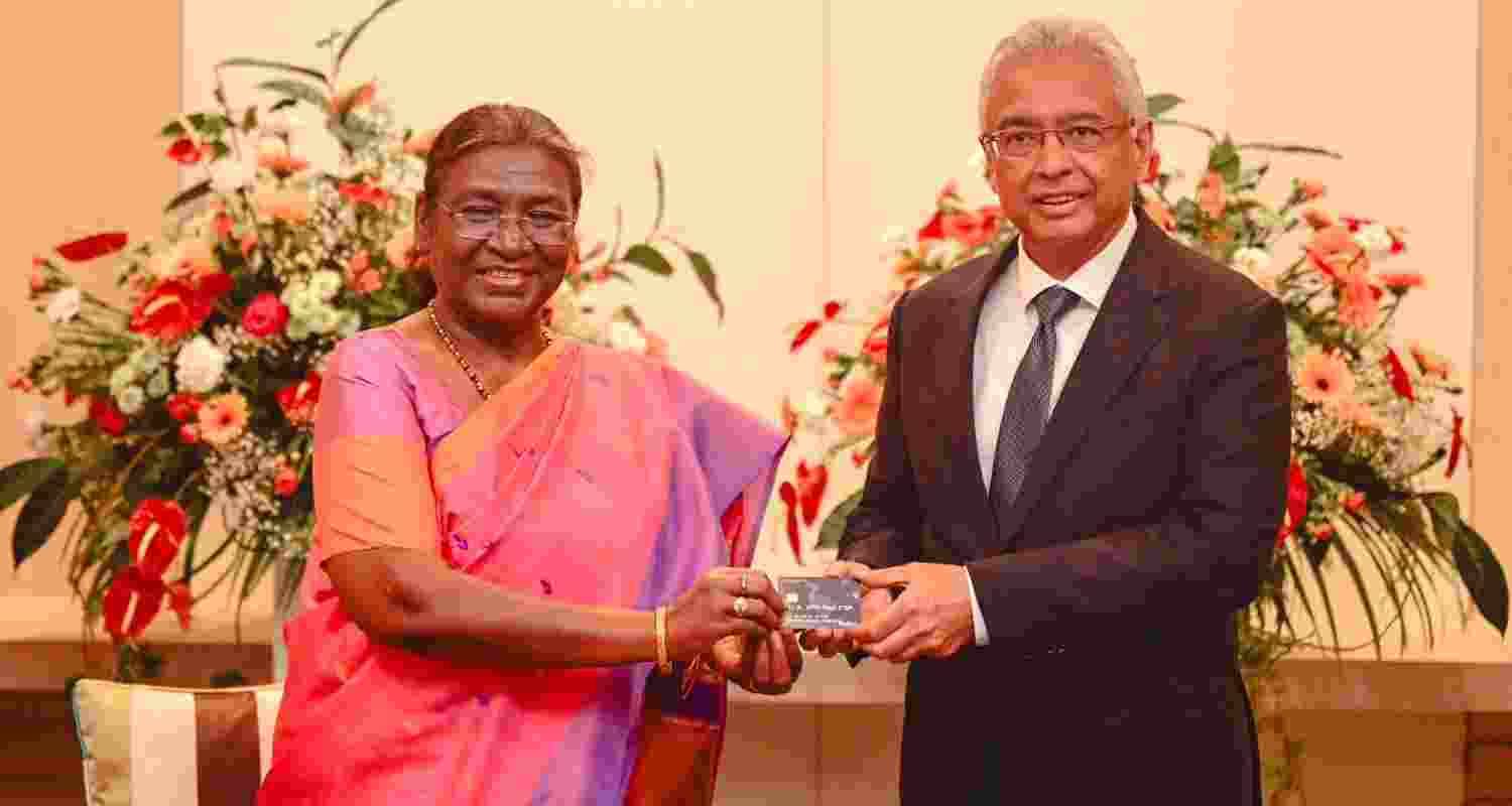 President Murmu gifts a RuPay card to Prime Minister Jugnauth