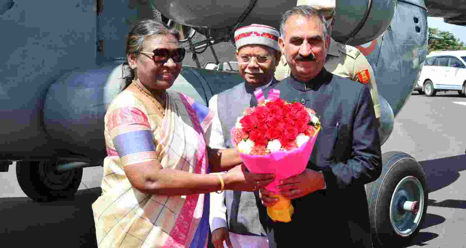 President Murmu being welcomed by Himachal Chief Minister Sukhvinder Singh Sukhu in Shimla.