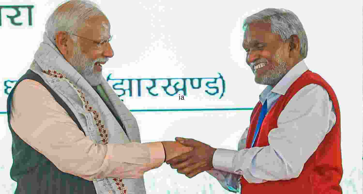PM Modi being felicitated by Jharkhand CM Champai Soren in Jharkhand.