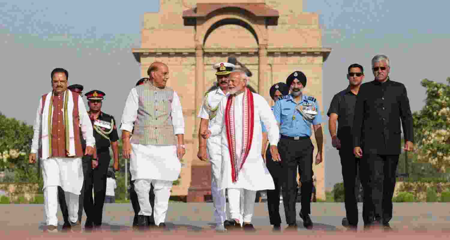 PM Modi along with Defence Minister Rajnath Singh and Defence Chief's at the Amar Jawan Jyoti in New Delhi.