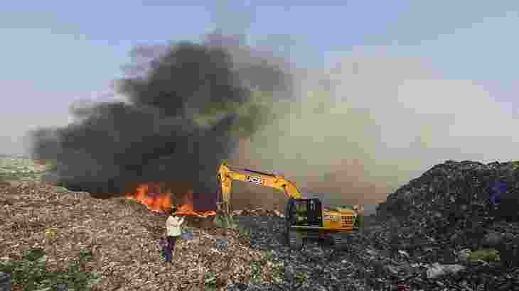 A major blaze erupted at the Ghazipur landfill site in east Delhi on Sunday evening, prompting a swift response from fire and police officials.