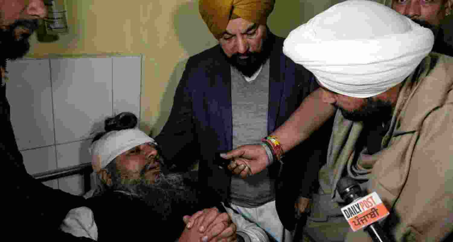 Punjab Congress leader Amrinder Singh Warring meets injured farmers at Rajpura government Hospital.