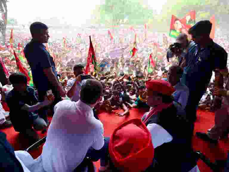 A chaotic scene took place on Sunday at a joint public meeting held by Congress MP Rahul Gandhi and Samajwadi Party chief Akhilesh Yadav in Prayagraj.