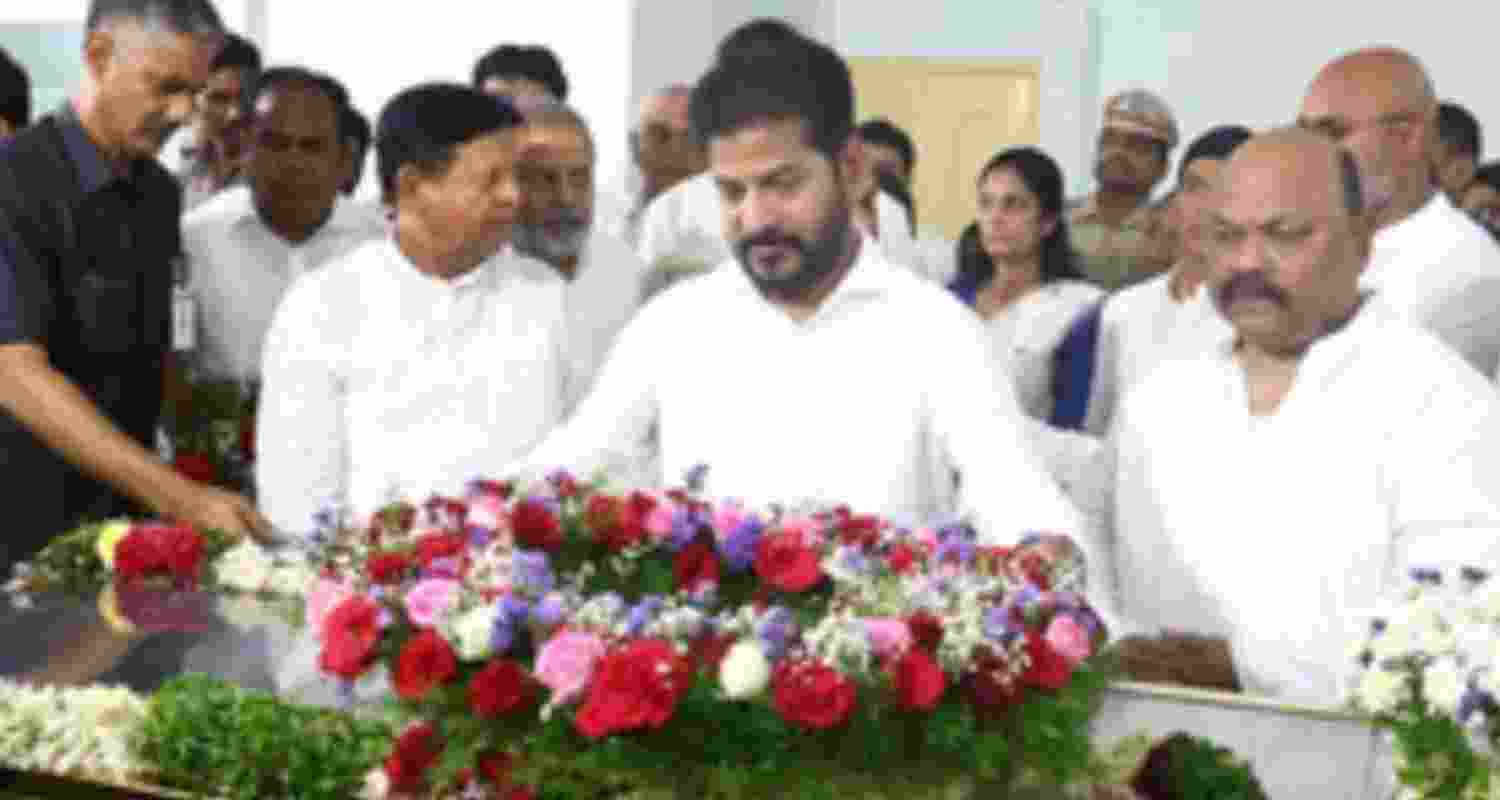 Cong leader Srinivas passes away, T'gana CM pays tribute